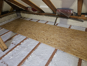 Zateplení stropu zděného rodinného domu pomocí foukané izolace